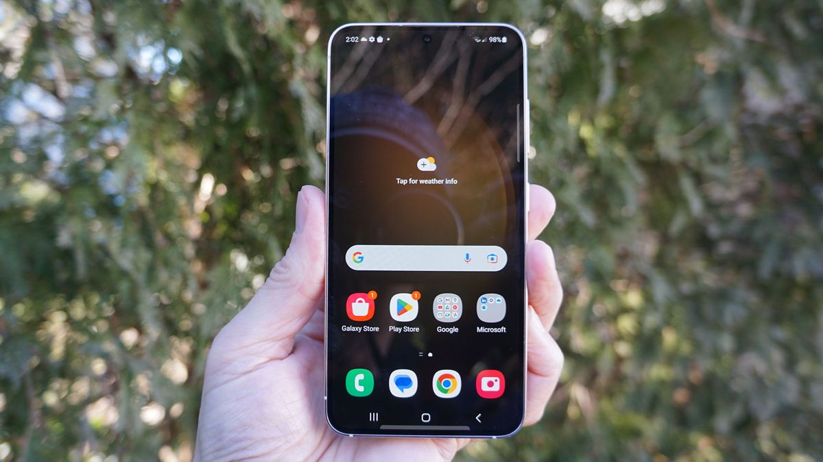 "Image showing the compact phone size comparison between Apple iPhone SE and Samsung Galaxy, highlighting edge-to-edge screen design on new iPhone and Galaxy models."